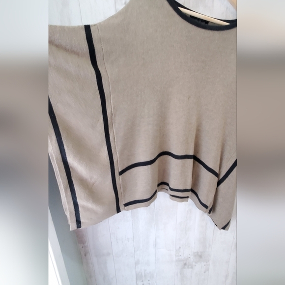 August Silk Pull Over Cape Poncho Knit Sweater Size Medium Black & Tan - Picture 3 of 5